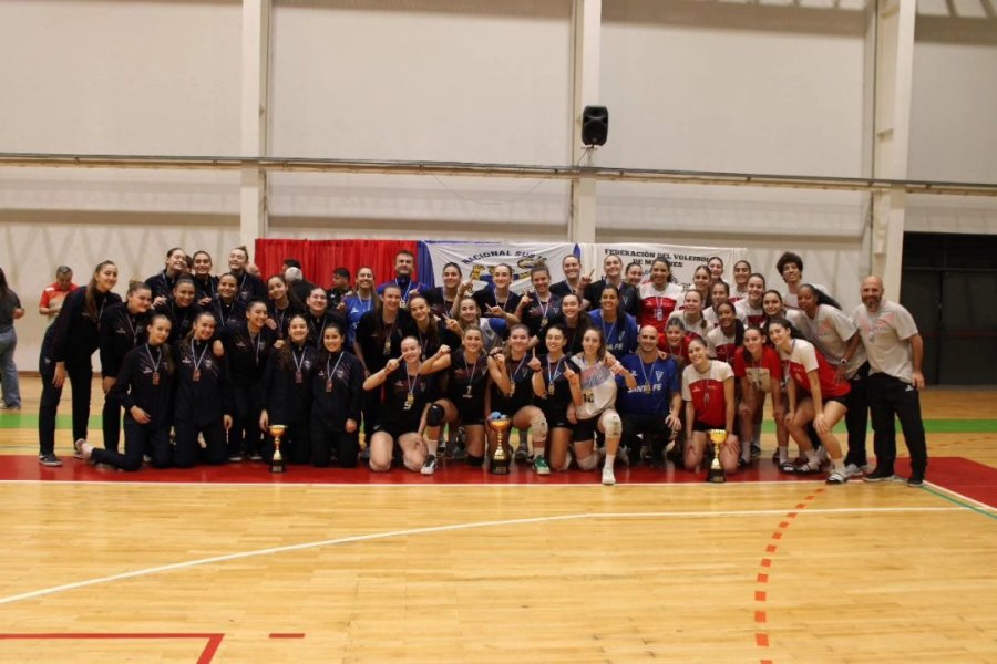 PREMIACION. En la rama femenina el equipo santafesino obtuvo el título.