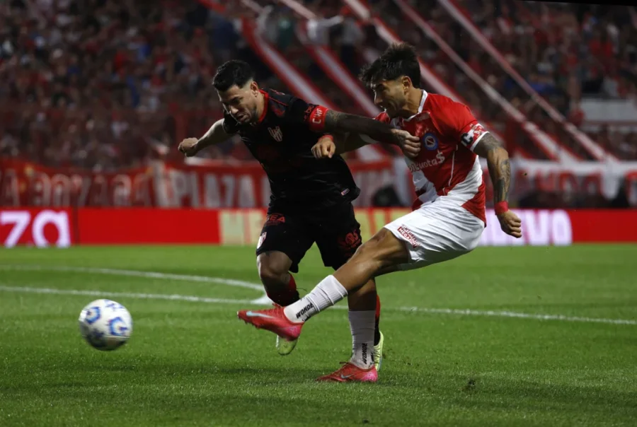 El defensor Román Vega remata al arco, tras una gran jugada individual.