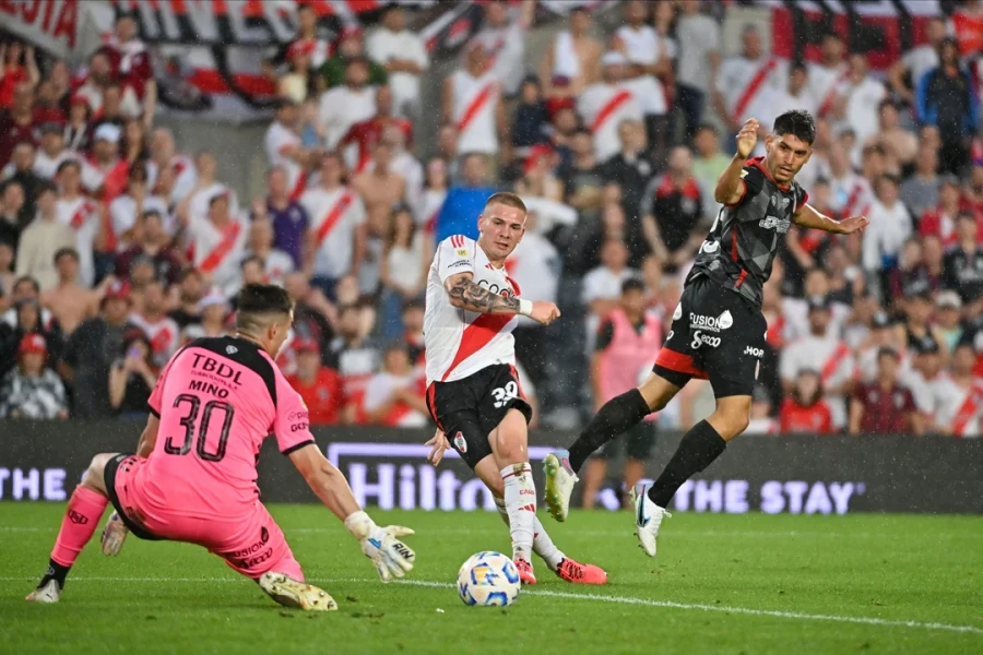 ANTECEDENTE. Franco Mastantuono ya convirtió ante Barracas Central en 2024.