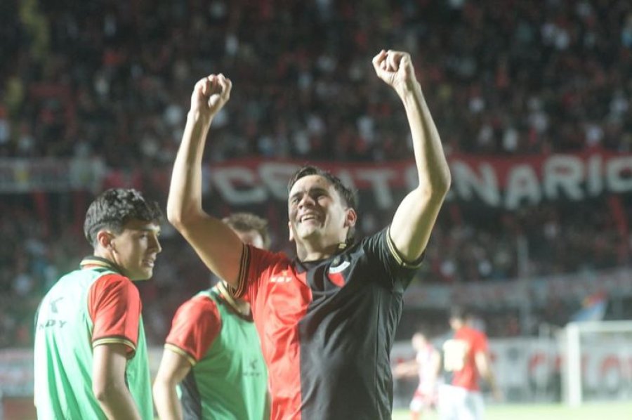 DESAHOGO. El festejo sabalero por el gol de Jourdan.