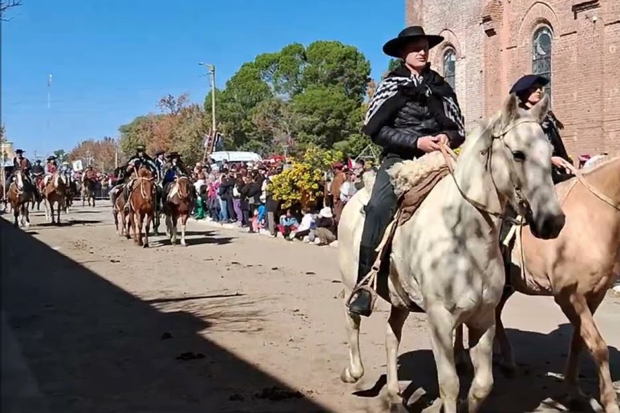 Peregrinación de agrupaciones gauchas camino a la Basílica..