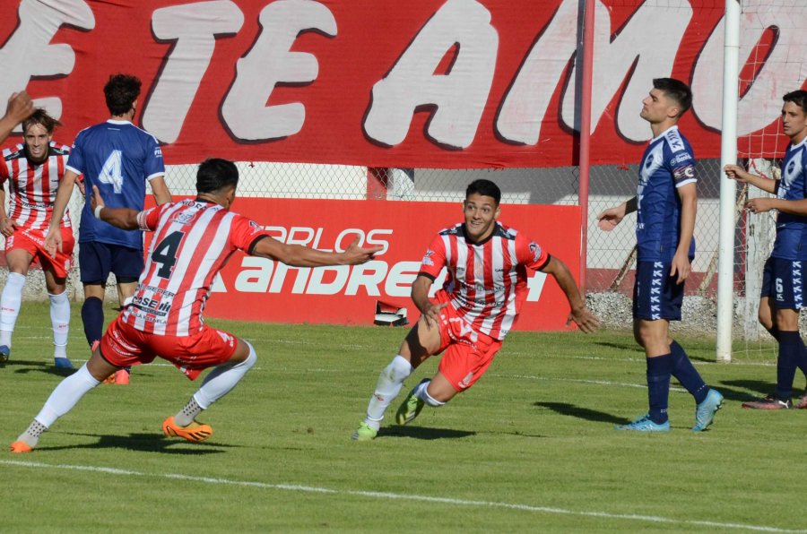 Lautaro Ocampo acaba de convertir el primer gol de 9 de Julio y comienza la carrera para celebrar con sus compa&ntilde;eros y su gente.