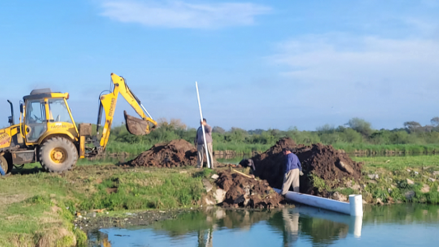 Cuadrilla municipal laborando en la Planta de Efluentes Cloacales.