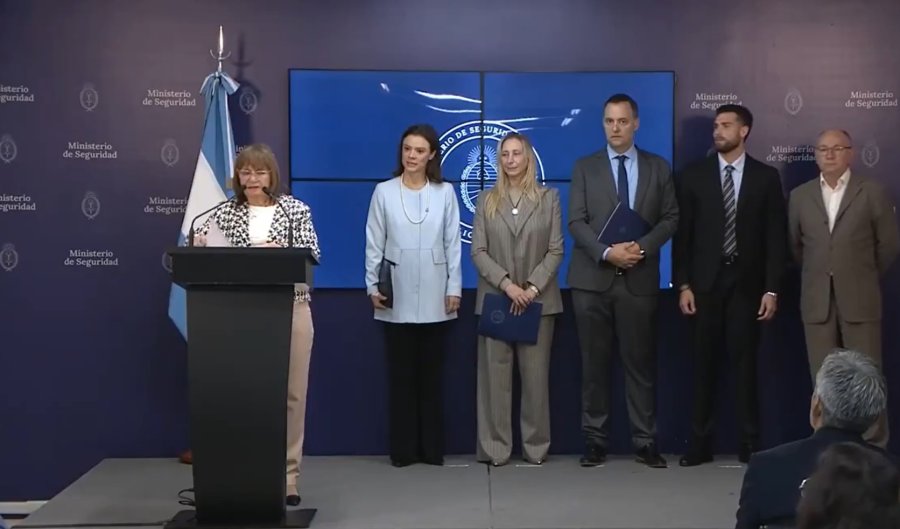 La acompañaron la Secretaria de la Presidencia, Karina Milei, el Vocero Presidencial, Manuel Adorni, y la encargada de negocios de los Estados Unidos en la Argentina, Abigail Dressel.