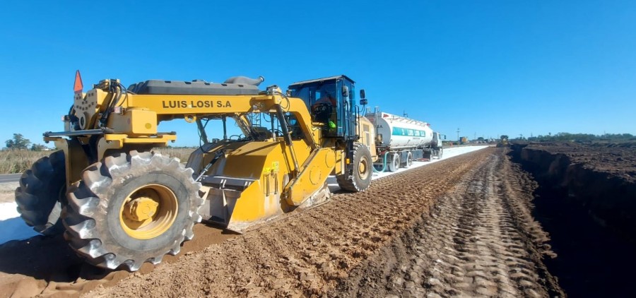 En las tareas principales se procede con la conformación de la base de la calzada y de la rotonda.