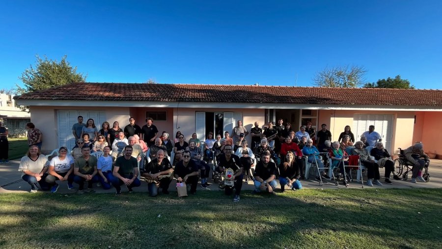 Un momento de la actividad en el Hogar de Ancianos.