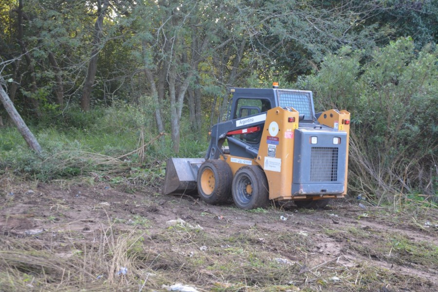 Desmonte y limpieza en el acceso a barrio 2 de Abril para reforzar la seguridad.