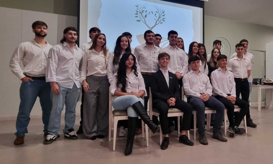 Los integrantes de la nueva Comisi&oacute;n Directiva del Ateneo de la Rural. (FOTO SRR)