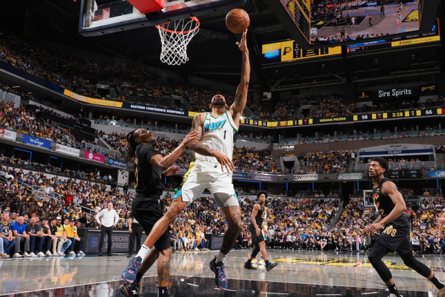 Obi Toppin anota dos de los puntos de Indiana ante Cleveland.