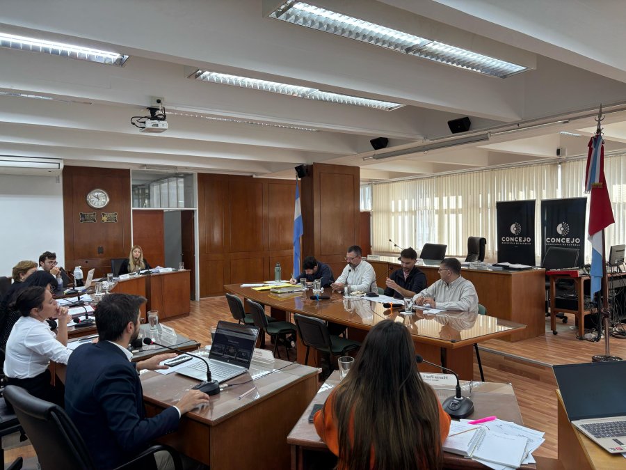 El Concejo durante la reuni&oacute;n entre los ediles y funcionarios del Departamento Ejecutivo, este lunes por la mañana. (FOTO PRENSA CONCEJO)