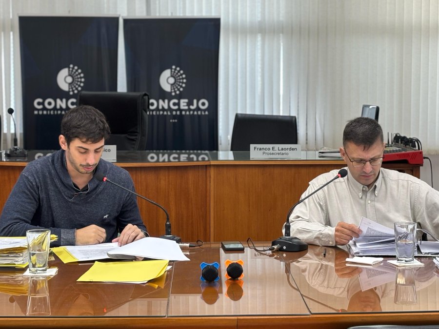 Nicol&aacute;s Abdala, secretario legislativo, y Lisandro M&aacute;rsico, presidente del Concejo Municipal. (FOTO PRENSA CONCEJO)