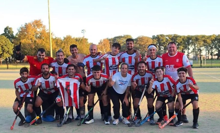PUNTERO. El equipo masculino del hockey juliense.