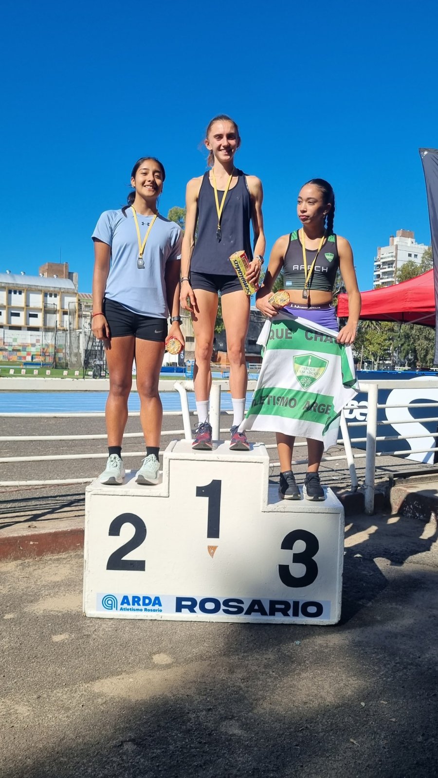 GRAN TORNEO. Sofía Fregona en lo más alto del podio de los 1.500 metros.