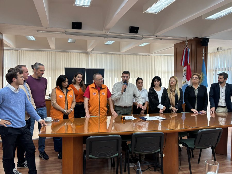 Osvaldo Minighini, de Honrar la Vida, junto a los concejales el lunes por la ma&ntilde;ana en el recinto legislativo.