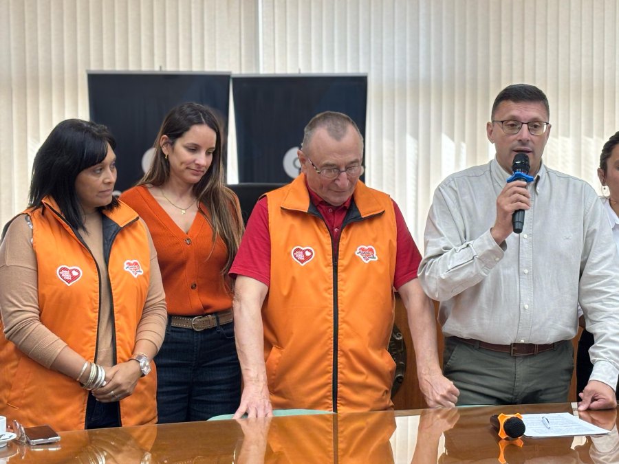 Valeria Guti&eacute;rrez, Paz Caruso, Osvaldo Minighini y Lisandro M&aacute;rsico durante la firma del convenio en el Concejo. (FOTO PRENSA CONCEJO)