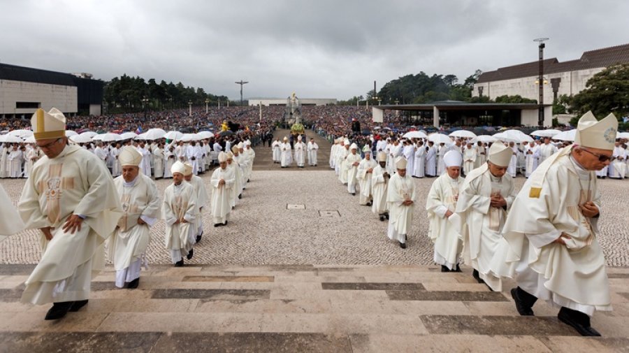 En la fiesta de Nuestra Se&ntilde;ora de F&aacute;tima, una multitud honr&oacute; a la Madre de Dios en el santuario portugu&eacute;s.