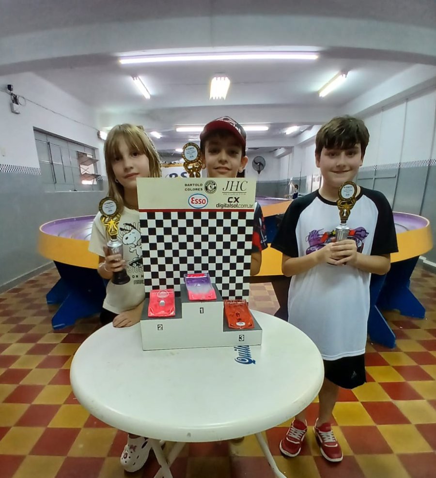 PODIO SPORT JUNIOR: Elisa Ferpozzi (2º), Pedro Schinner (1º) y Dante Urdiales (3º).