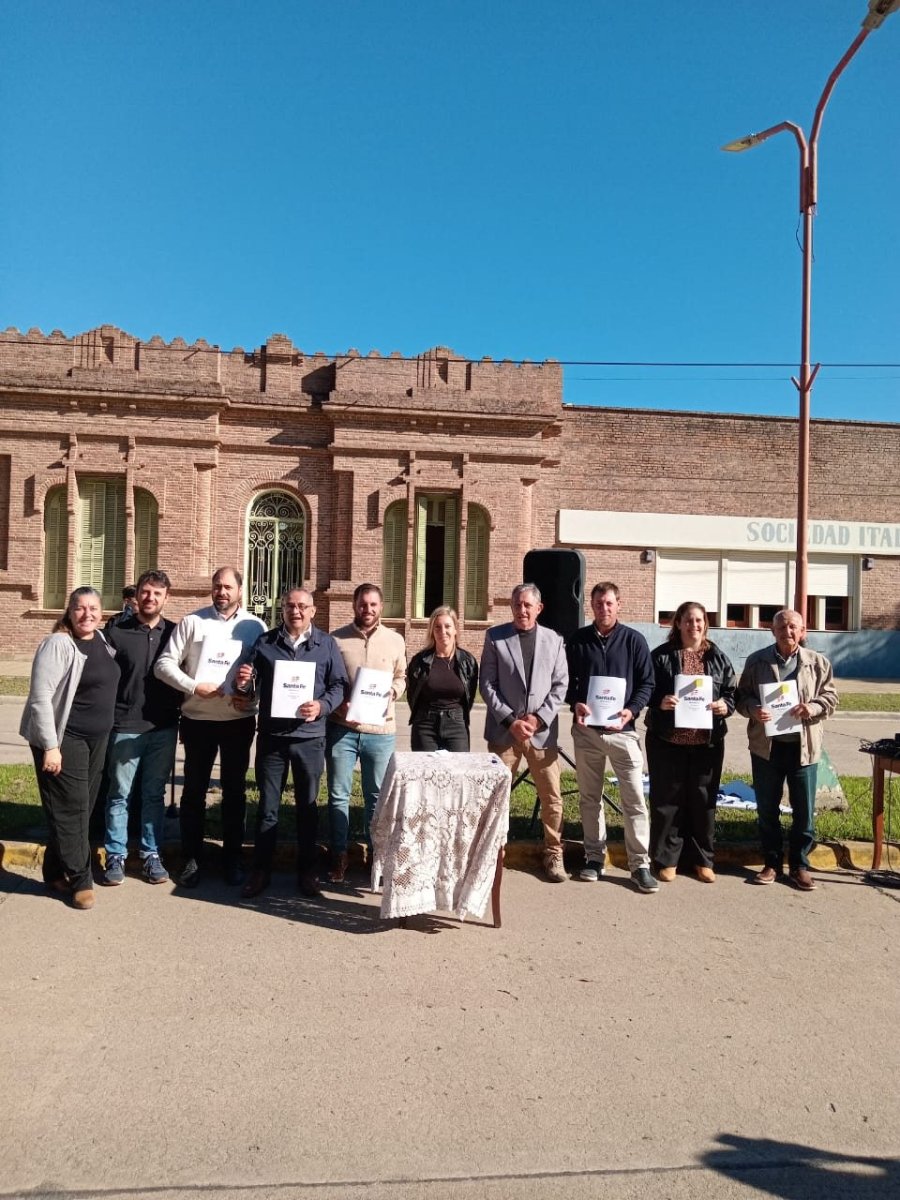 El funcionario provincial y jefes de gobiernos locales  durante el acto de entrega.
