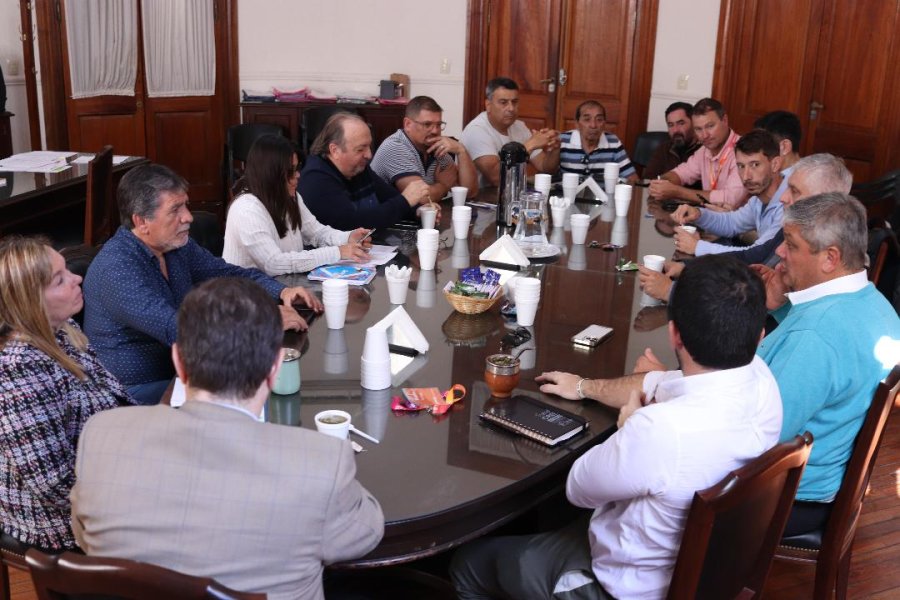 Los representantes de la Festram durante la reuni&oacute;n paritaria con funcionarios de la Provincia y de Municipios y Comunas. (FOTO FESTRAM)