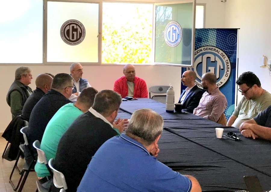 Marcelo Lombardo, Alcides Calvo, Roberto Oesquer, Joaqu&iacute;n Cordero y Andr&eacute;s Brarda durante la reuni&oacute;n en la sede de la CGT.