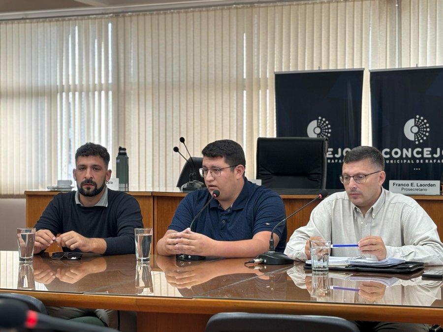 Santiago Barretto, Fernando Carrascal y Lisandro Mársico, el lunes por la mañana en el Concejo.