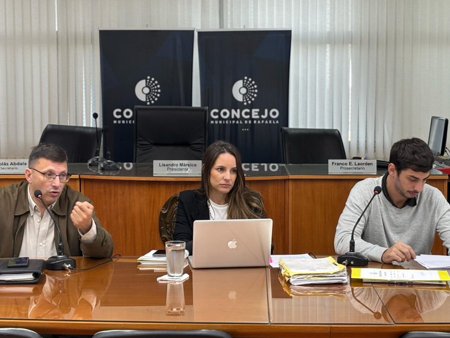 Lisandro M&aacute;rsico, Mar&iacute;a Paz Caruso y Nicol&aacute;s Abdala durante la reuni&oacute;n de comisi&oacute;n de este martes.