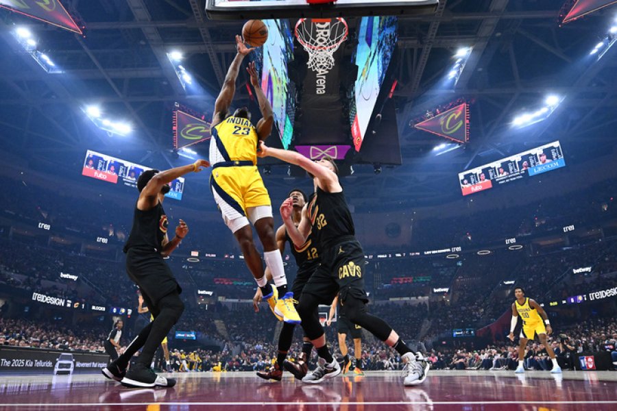 Indiana remontó casi 20 puntos y venció a Cleveland para asegurar la clasificación.