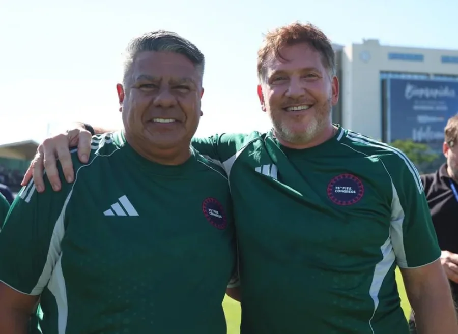 Claudio Fabián Tapia junto al presidente de la CONMEBOL, Alejandro Domínguez.