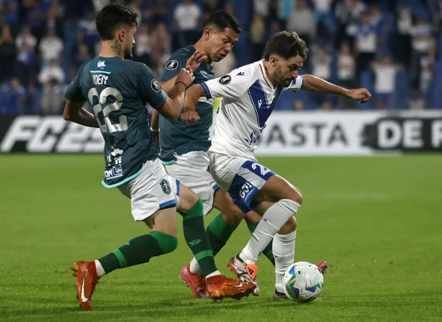 Agustín Bouzat cubre la pelota ante la marca de los jugadores bolivianos.
