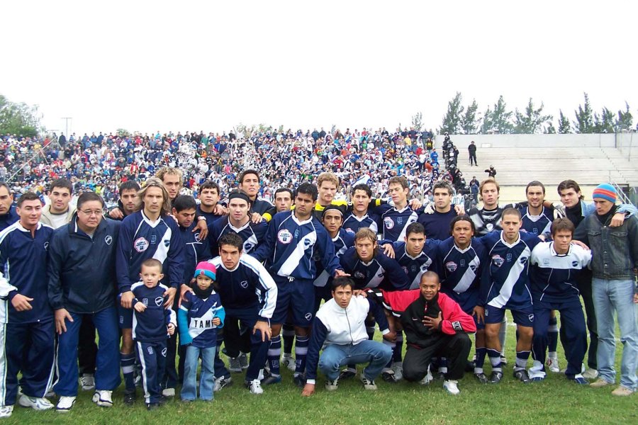 TODOS JUNTOS. El gran plantel campeón de la temporada 2004/05.