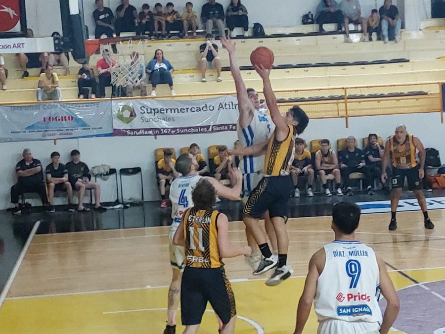 INTENTO. Valentín Vasquez busca convertir.