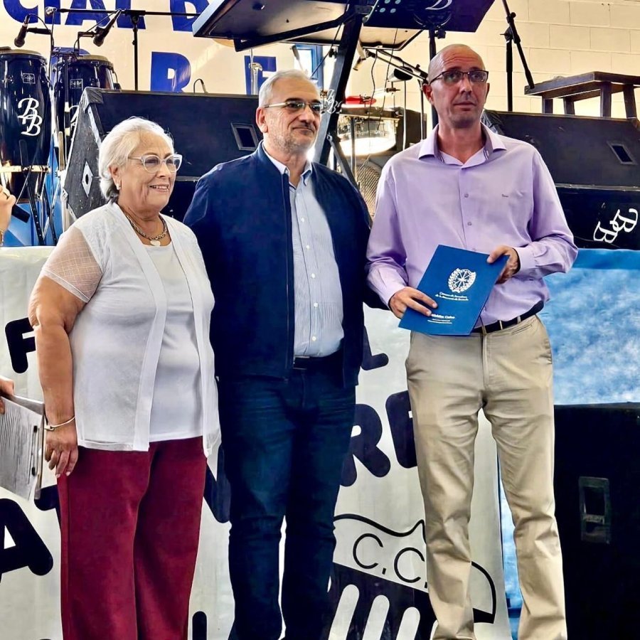 APORTE. María Leticia Borgatello, Alcides Calvo y César Dana durante el segmento protocolar de la fiesta.