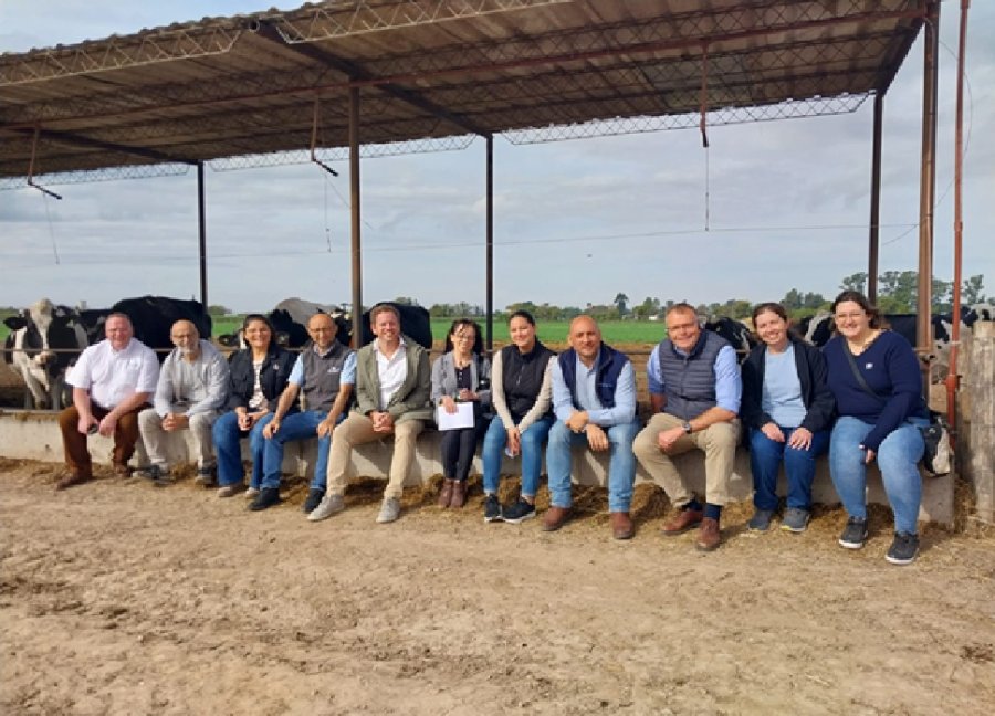 VISITA. La comitiva extranjera observó cómo funciona el tambo robot y sus números de eficiencia.