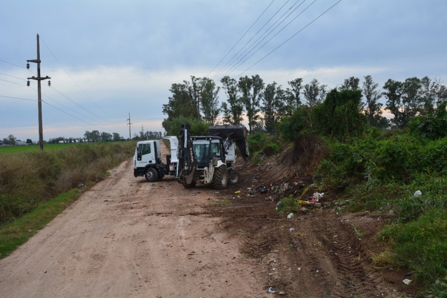 Importantes operativos de limpieza de microbasurales en caminos rurales.