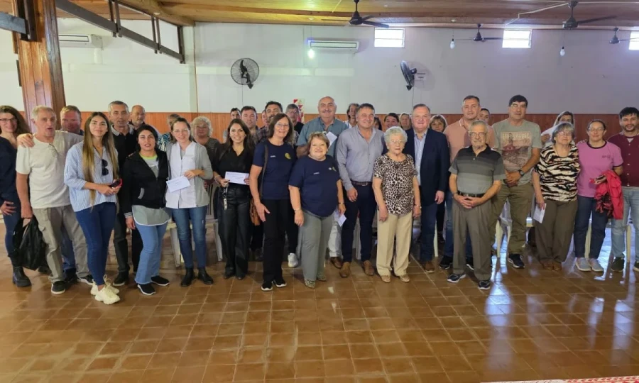 Autoridades y representantes de instituciones beneficiadas.