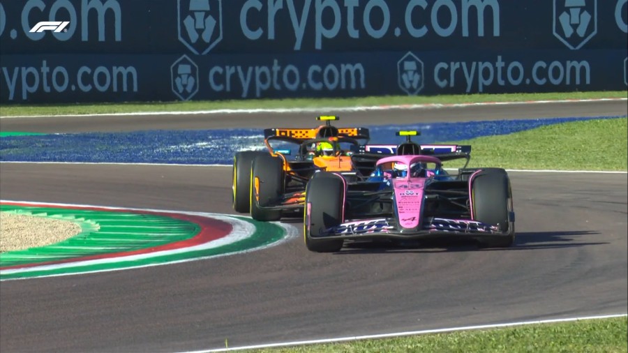 Franco Colapinto avanza por delante de Lando Norris en Imola.