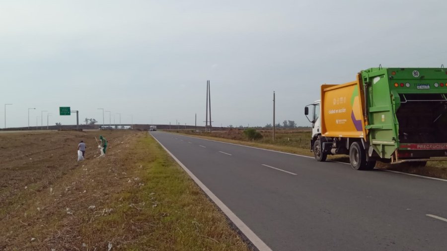 INTERVENCION. Se realiz&oacute; un gran operativo de limpieza que abarc&oacute; desde el puente hasta la intersecci&oacute;n con la Ruta 70.