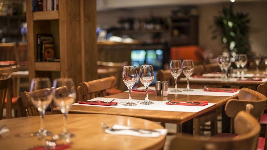 COMER AFUERA YA ES TODO UN LUJO. Según Kantar, el precio, la espera y las malas experiencias alejaron a los argentinos de las mesas.