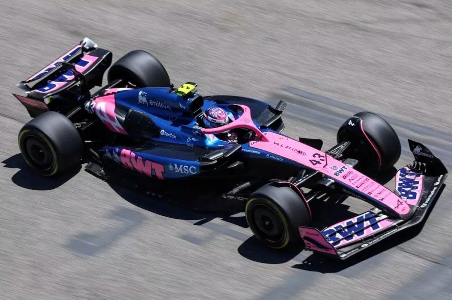 Franco Colapinto girando en el circuito de Imola.