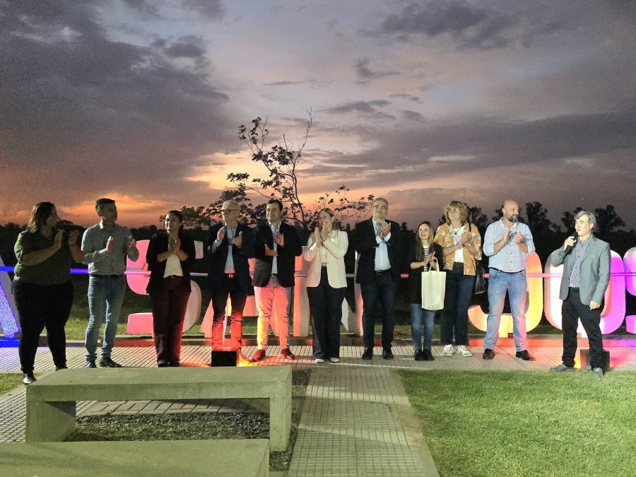 Las autoridades durante la significativa ceremonia.