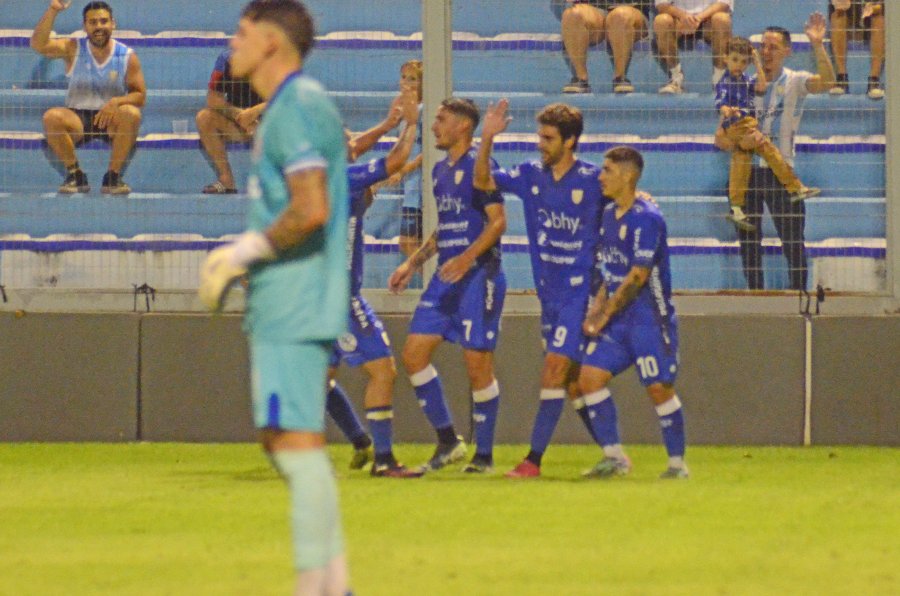 LUCAS ALBERTENGO ANOTÓ UN GOLAZO Y LA CREMA VOLVIÓ A GANAR EN ALBERDI