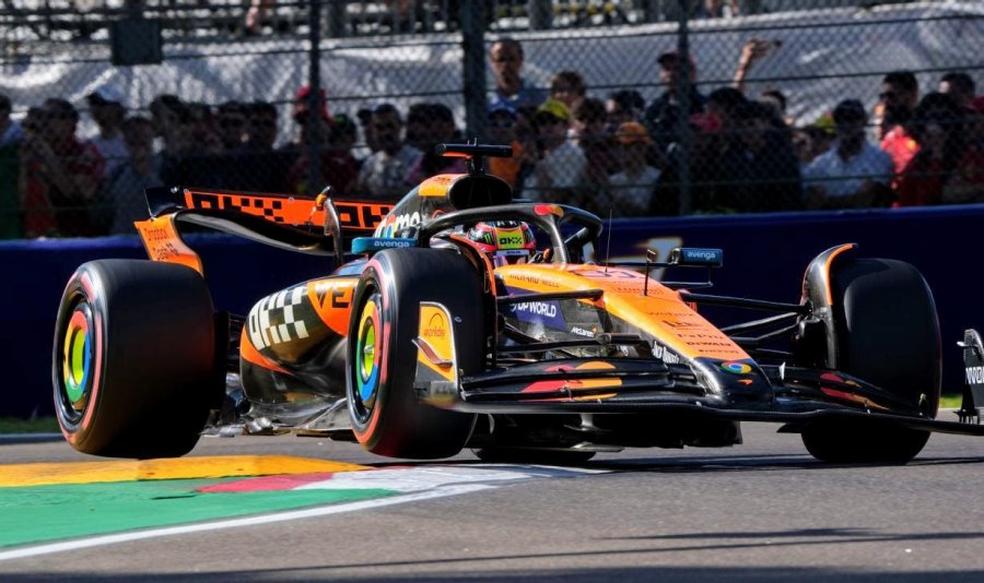 Oscar Piastri se qued&oacute; con la pole en el circuito de Imola.