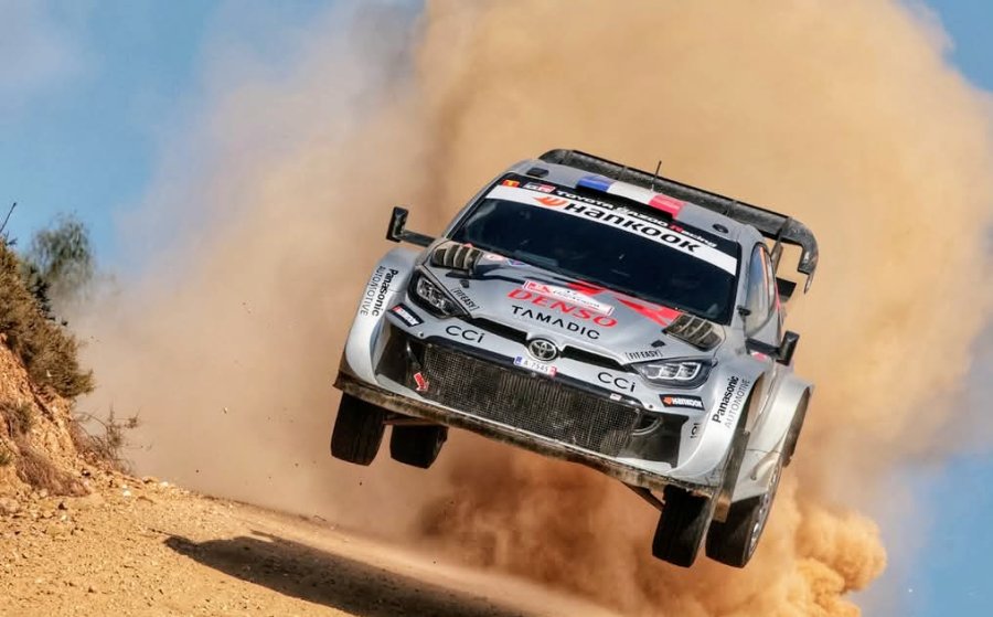 Sébastien Ogier volando con el Toyota por los caminos de Portugal.