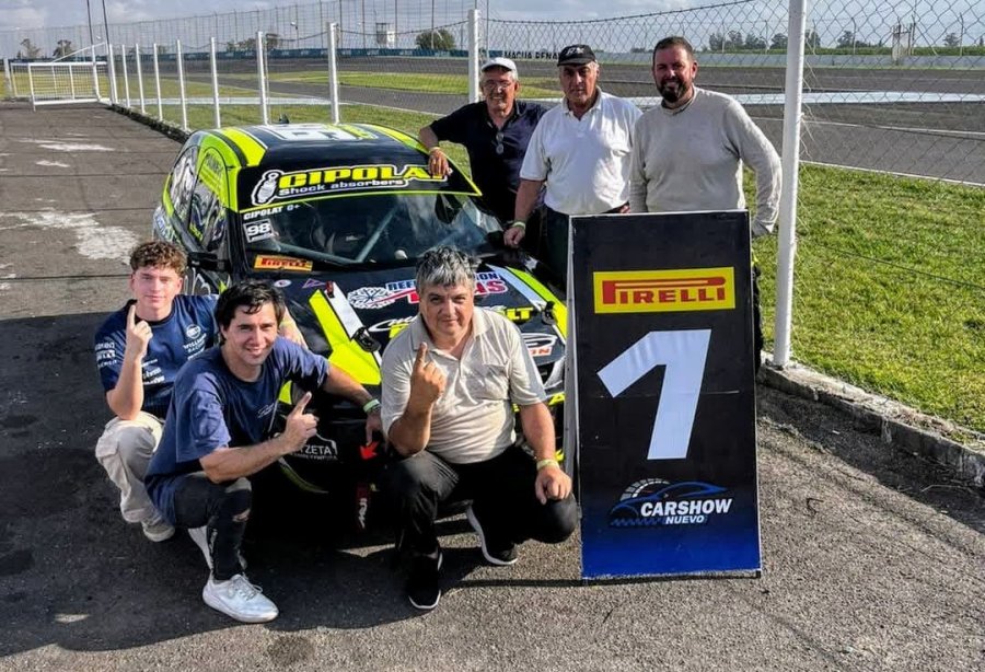Alejandro Cipolat y su equipo en el autódromo de Paraná.