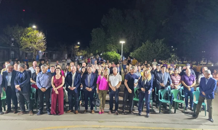Autoridadees y público en el reciente acto.