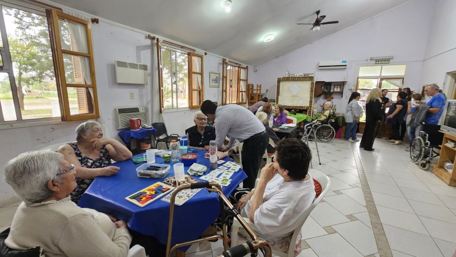 Un instante de la actividad desarrollada en el geriátrico.