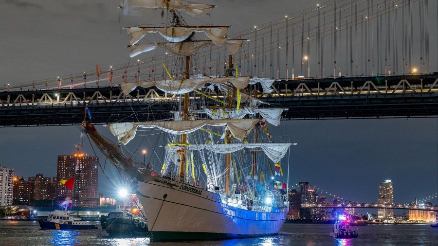 TRAGEDIA. Un buque de la Armada de México chocó con el puente de Brooklyn.