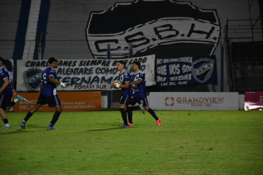 SIEMPRE RENDIDOR. Martín Alemandi se hizo cargo del penal y redondeó un buen partido.