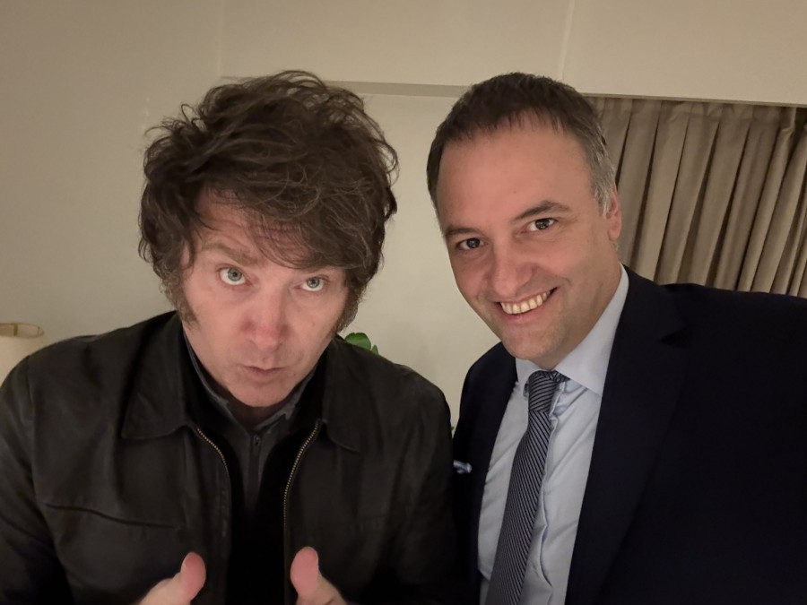 Milei y Adorni, ayer en el Hotel Libertador antes de conocerse los resultados de la elección porteña.