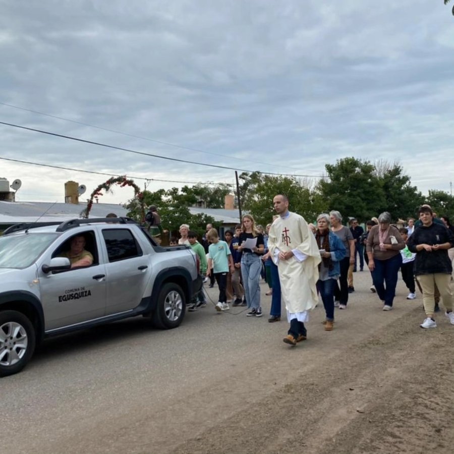 Los fieles marcharon en la manifestación de fe.